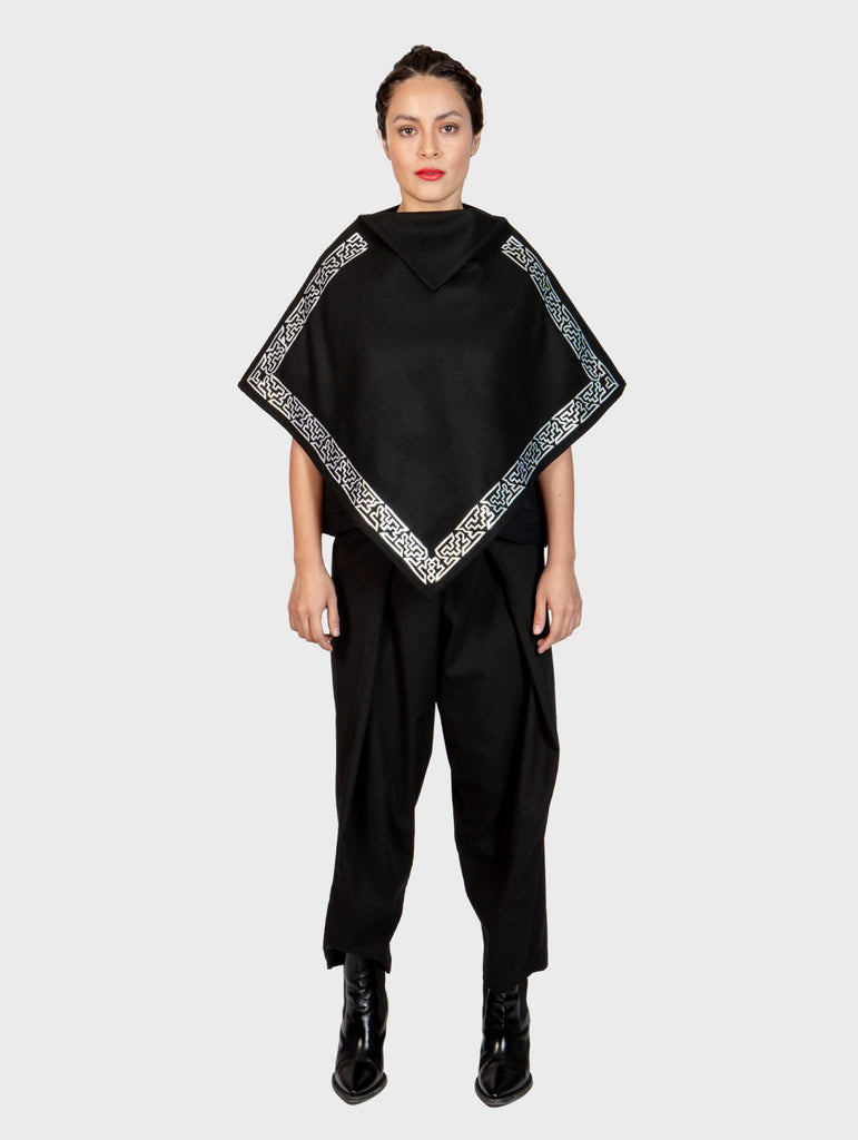 【美品】REVERSIBLE BOA PONCHO COAT フリーサイズ 黒 Cristobal Poncho With Leather Fretwork | Carla Fernandez