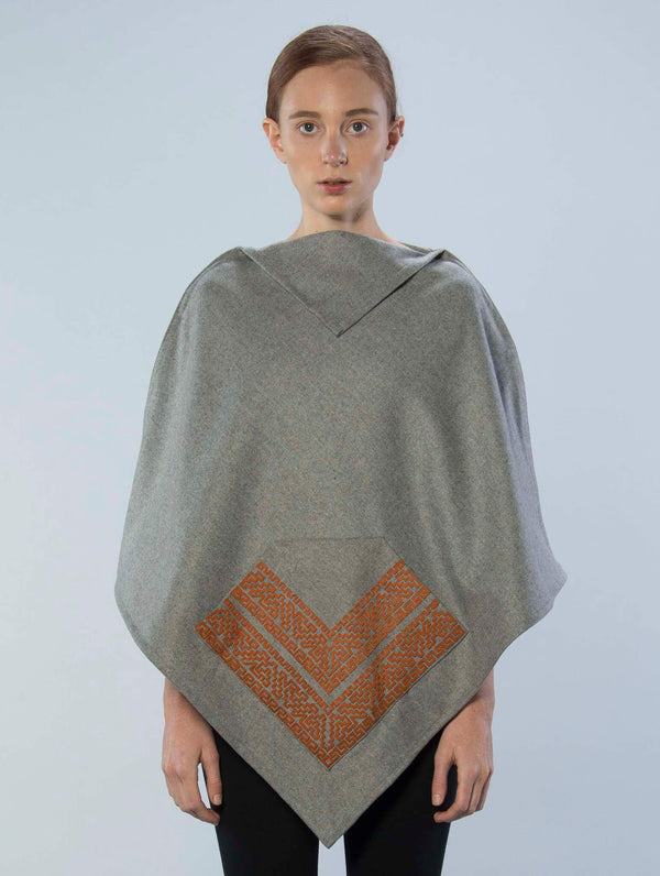 Poncho Luna Con Calado De Cuero