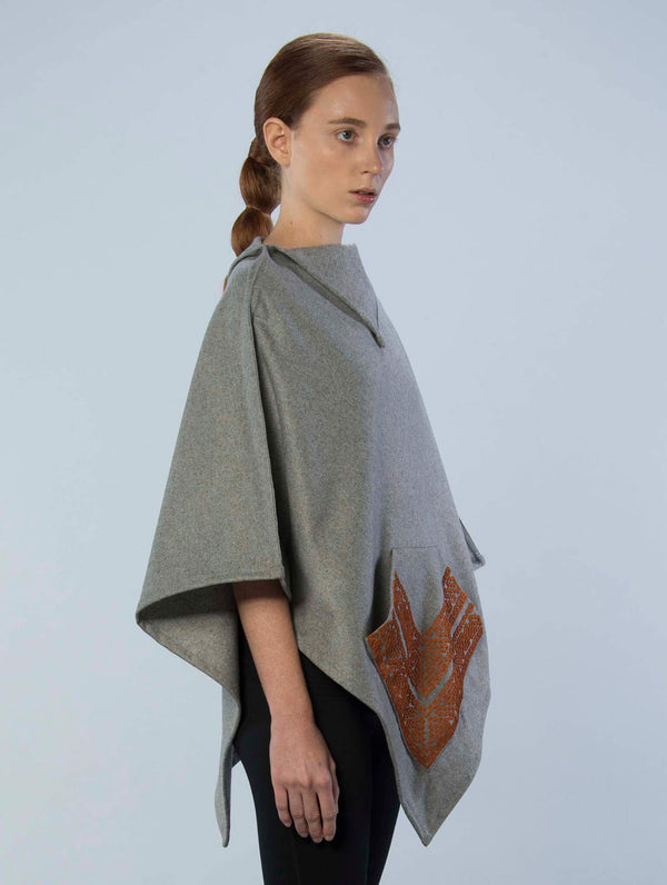 Poncho Luna Con Calado De Cuero