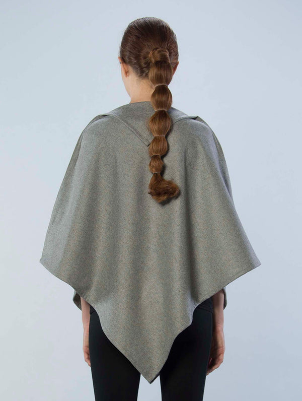 Poncho Luna Con Calado De Cuero