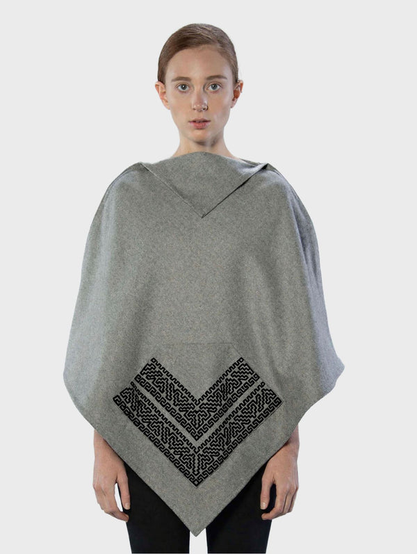 Poncho Luna Con Calado De Cuero