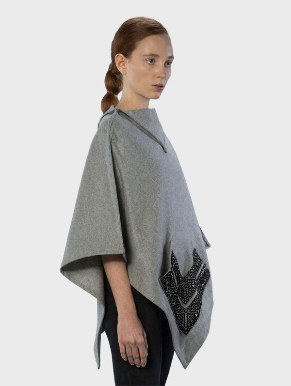 Poncho Luna Con Calado De Cuero