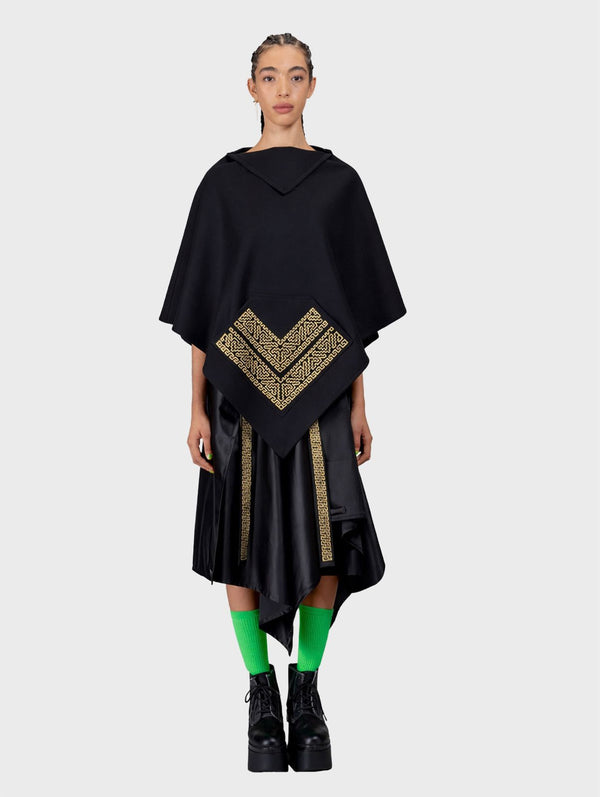 Poncho Luna Con Calado De Cuero