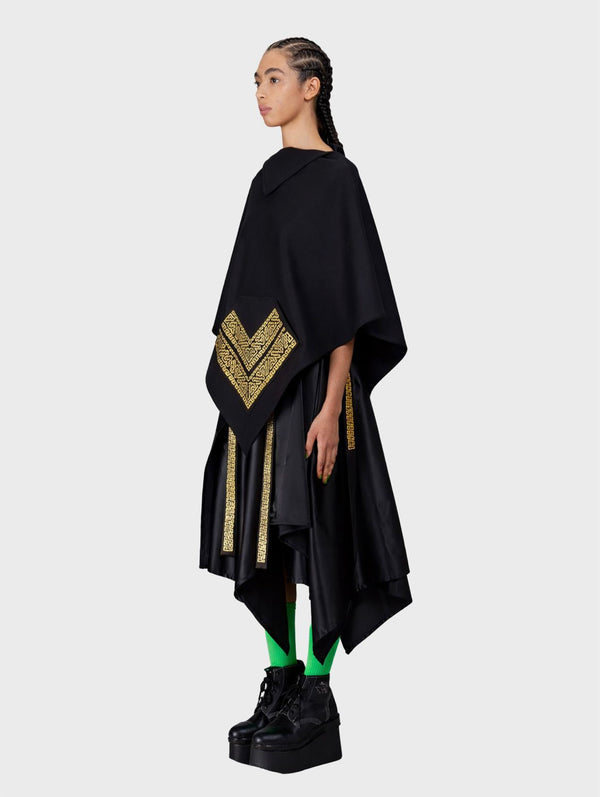 Poncho Luna Con Calado De Cuero